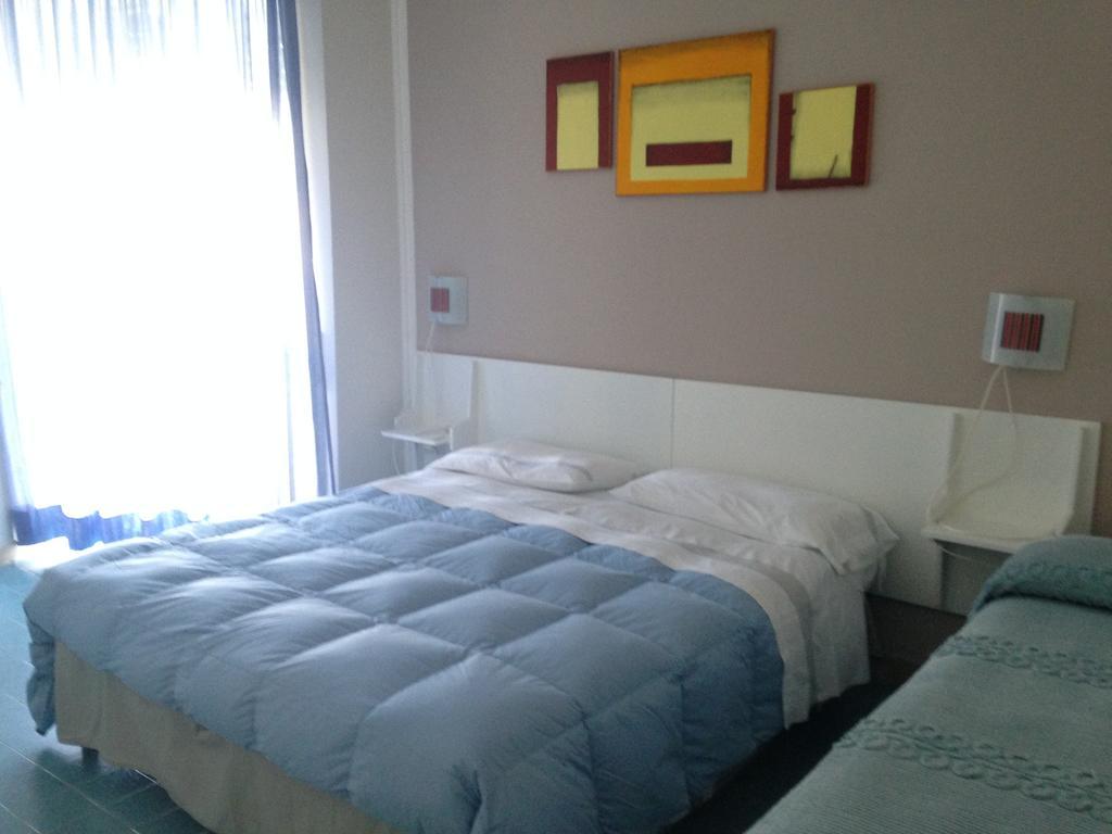 Hotel Anna تيراتشينا الغرفة الصورة